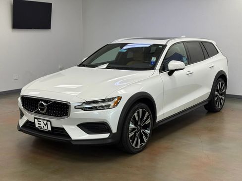 Used 2020 Volvo V60 T5 Cross Country AWD/4WD image 4