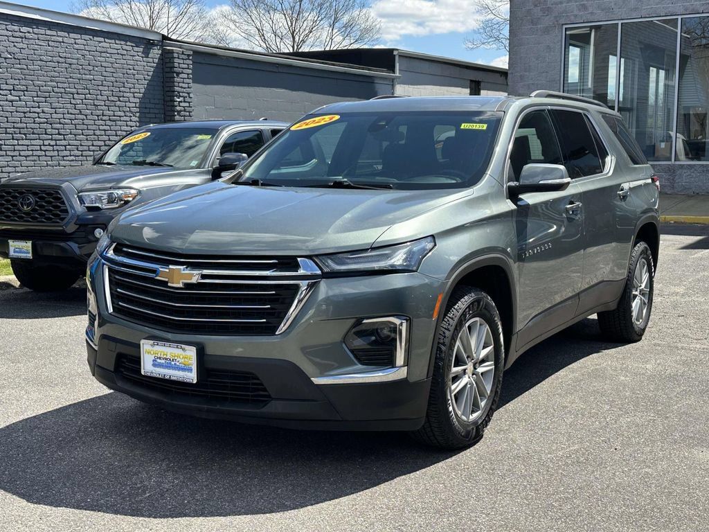 Used 2023 Chevrolet Traverse LT FWD image 1