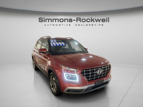 Used 2025 Hyundai Venue Limited image 3