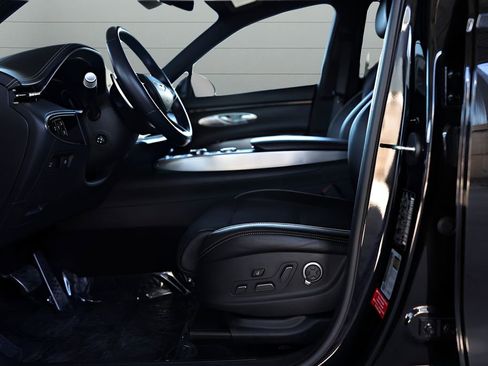 Used 2023 Genesis GV70 2.5T w/ Sport Prestige Package image 27