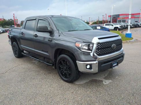 Used 2018 Toyota Tundra SR5 w/ SR5 Upgrade Package AWD/4WD image 2