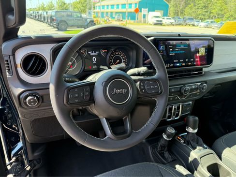 Used 2025 Jeep Gladiator Sport image 13