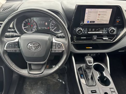 Used 2024 Toyota Highlander XLE AWD/4WD image 16