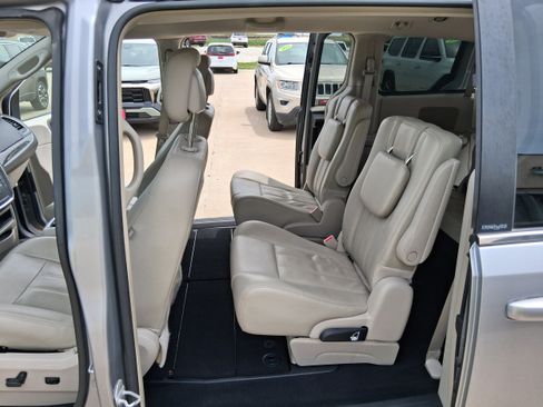Used 2013 Chrysler Town & Country Touring FWD image 16