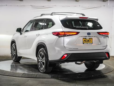 Used 2022 Toyota Highlander XLE AWD/4WD image 4