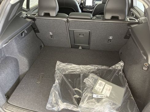 Used 2024 Volvo XC40 B5 Ultimate image 5