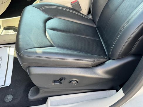 Used 2024 Chrysler Pacifica Touring-L FWD image 28