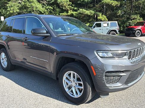 Used 2025 Jeep Grand Cherokee Laredo X RWD image 5