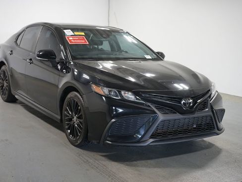 Used 2022 Toyota Camry SE w/ Convenience Package image 3