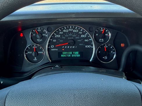 Used 2017 Chevrolet Express 2500 RWD image 32