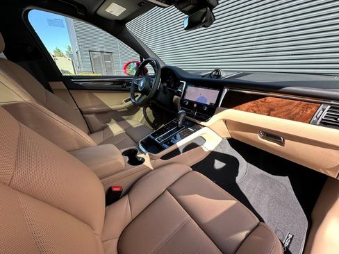 Certified 2026 Porsche Macan AWD/4WD image 37