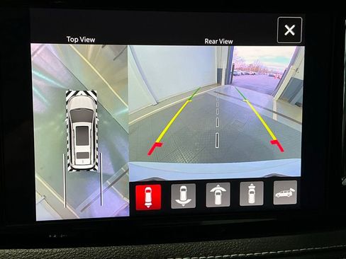 Used 2024 Chrysler Pacifica Touring-L image 4