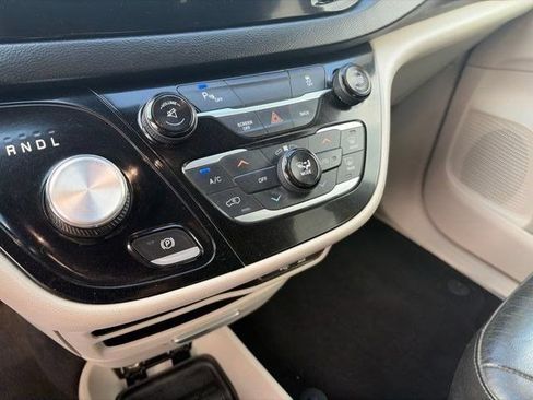 Used 2017 Chrysler Pacifica Touring-L FWD image 23