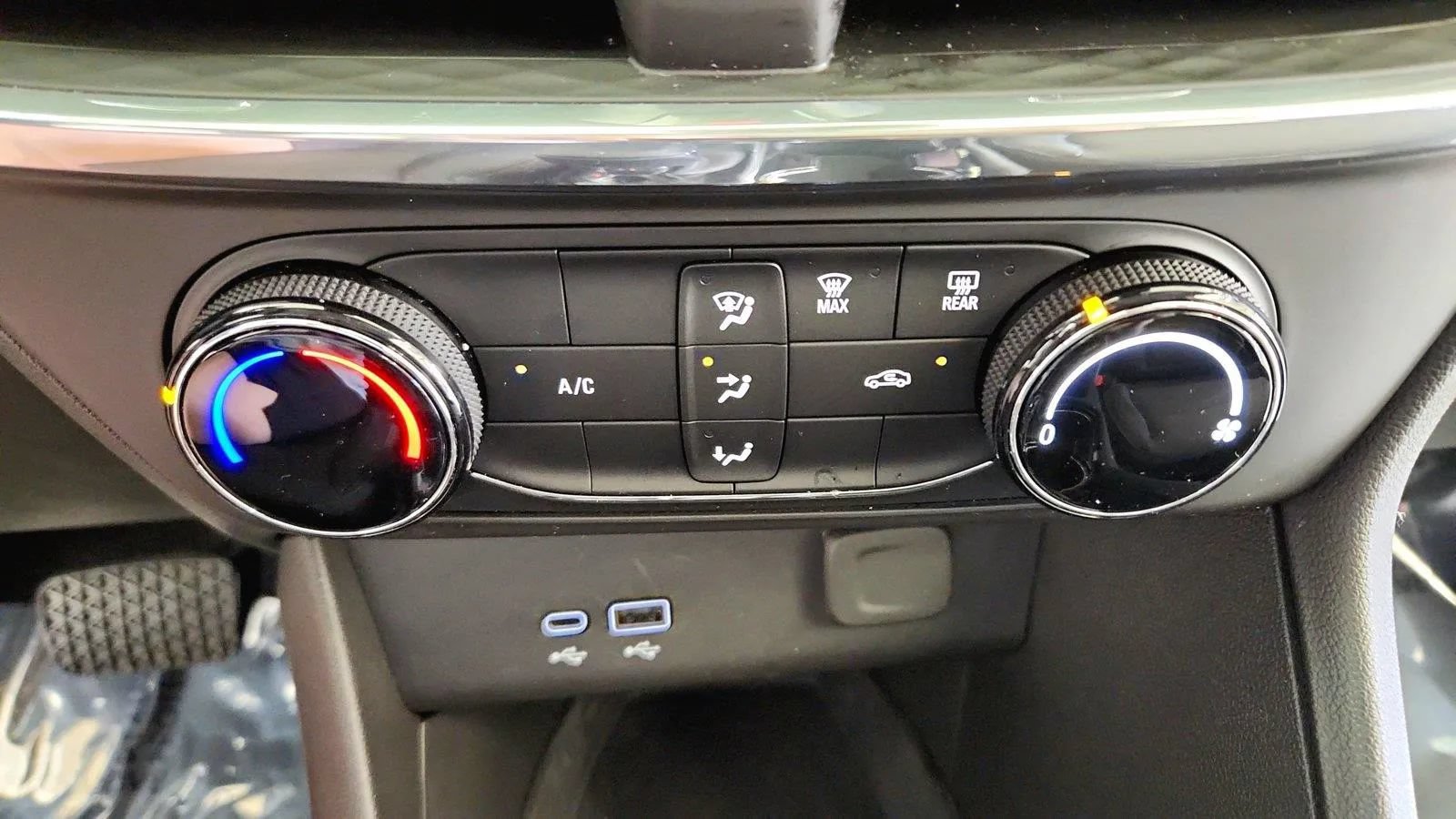 Used 2024 Buick Encore GX Preferred AWD/4WD image 22