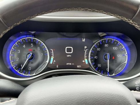 Used 2023 Chrysler Pacifica Touring-L FWD image 23