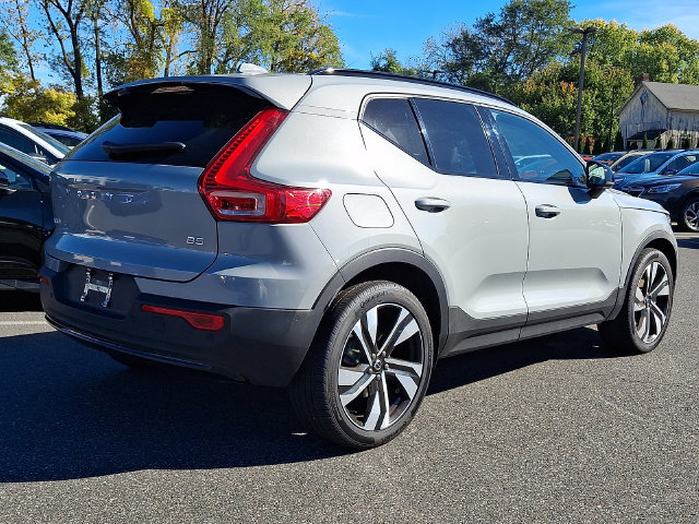 Used 2024 Volvo XC40 B5 Plus w/ Protection Package Premier AWD/4WD image 6