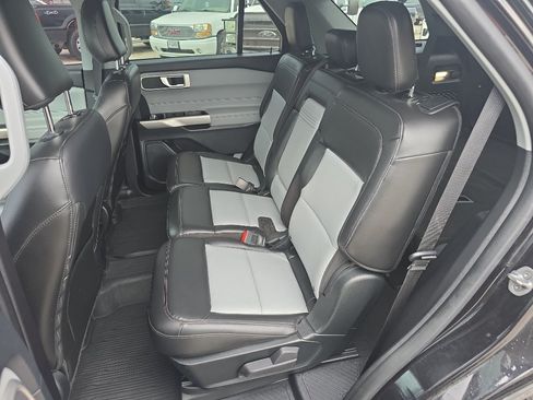Used 2022 Ford Explorer XLT w/ Equipment Group 202A AWD/4WD image 12