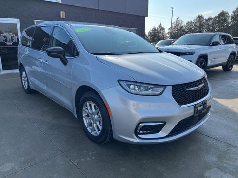 Certified 2024 Chrysler Pacifica Touring-L image 1