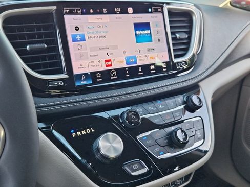 Used 2023 Chrysler Pacifica Touring-L w/ Uconnect Theater Family Group AWD/4WD image 15