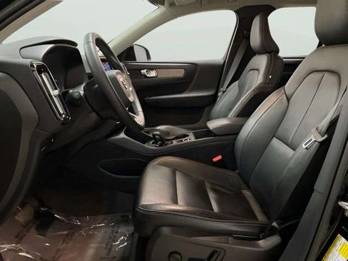 Used 2023 Volvo XC40 B4 Core w/ Convenience Package FWD image 19