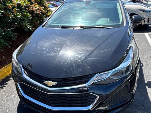 Used 2018 Chevrolet Cruze LT FWD image 2
