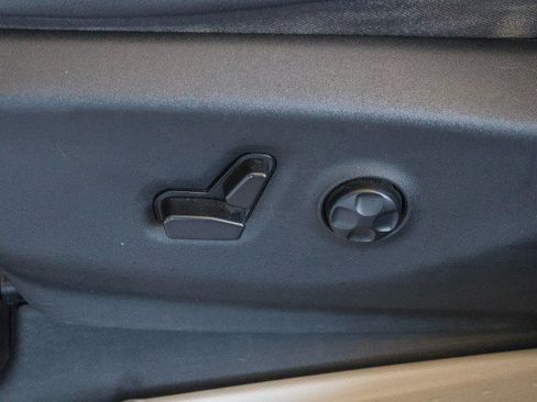 Used 2021 Chrysler Pacifica Touring-L FWD image 10