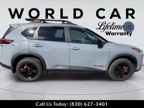 Used 2025 Nissan Rogue SV AWD/4WD image 8