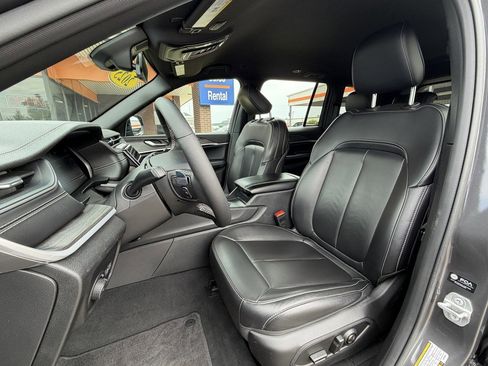 Used 2025 Jeep Grand Cherokee Limited w/ Black Appearance Package AWD/4WD image 13