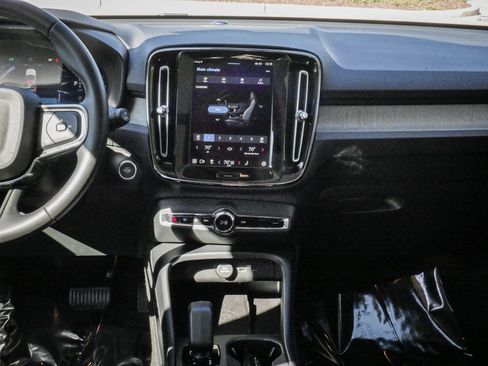 Used 2025 Volvo XC40 B5 Core image 30