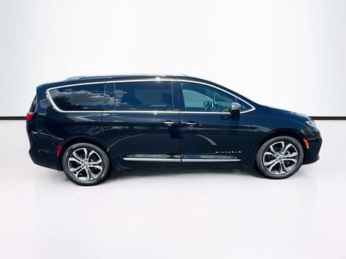 Used 2024 Chrysler Pacifica Pinnacle FWD image 11