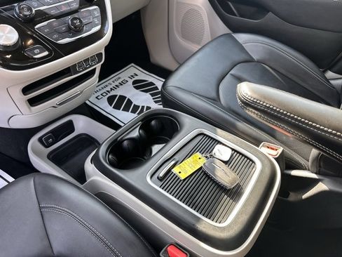 Used 2024 Chrysler Pacifica Touring-L image 28