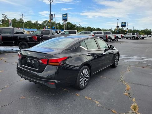 Used 2024 Nissan Altima 2.5 SV FWD image 6