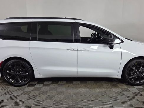 New 2026 Chrysler Pacifica Limited w/ S Appearance Package image 9