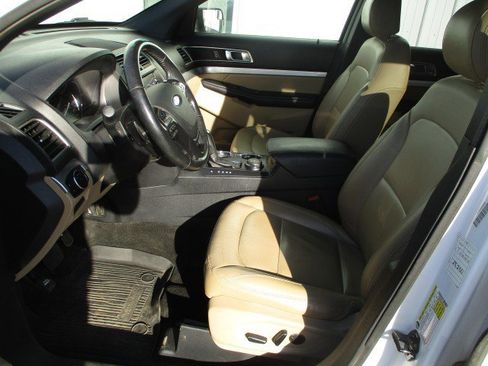Used 2016 Ford Explorer XLT w/ Equipment Group 202A image 11