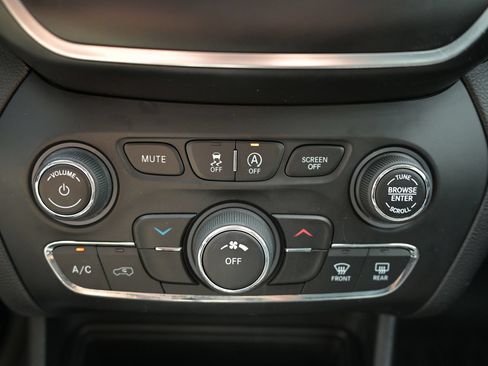 Used 2019 Jeep Cherokee Latitude Plus AWD/4WD image 38