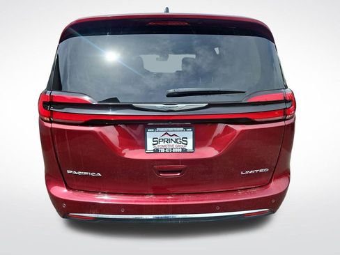 Used 2023 Chrysler Pacifica Limited FWD image 4