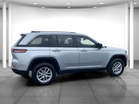 Used 2023 Jeep Grand Cherokee Laredo X image 8