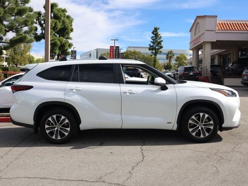 Used 2024 Toyota Highlander XLE image 3