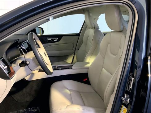 Used 2022 Volvo S60 B5 Momentum w/ Premium Package image 8