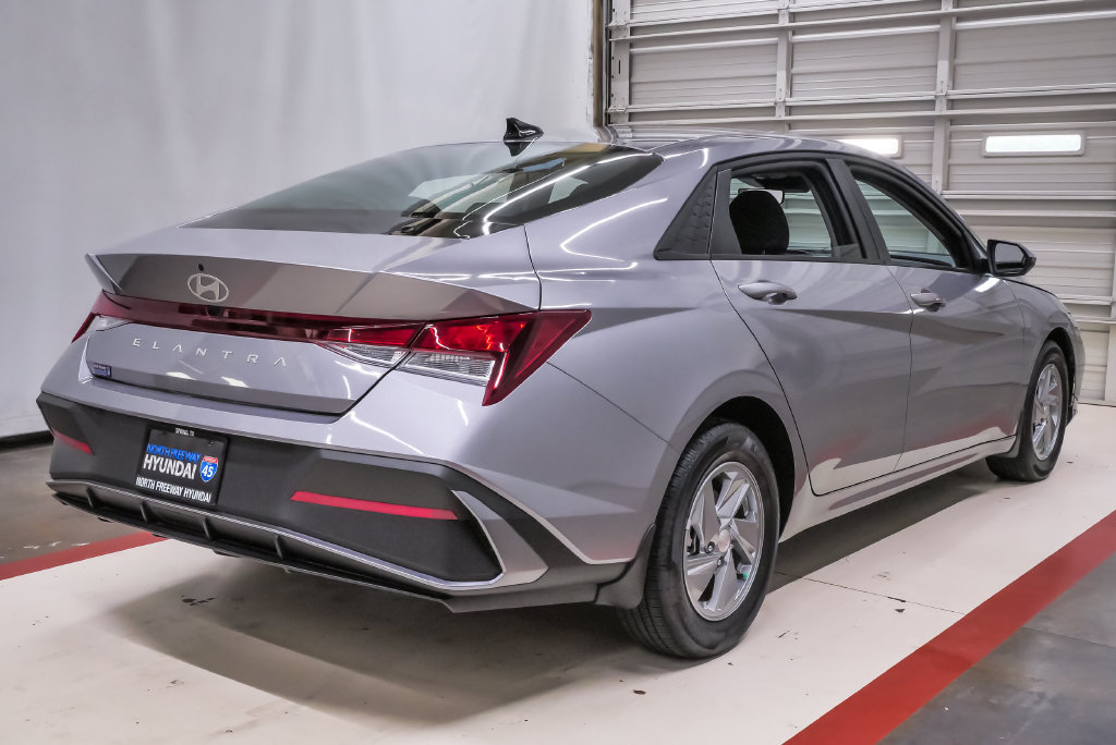 Certified 2026 Hyundai Elantra SE FWD image 6