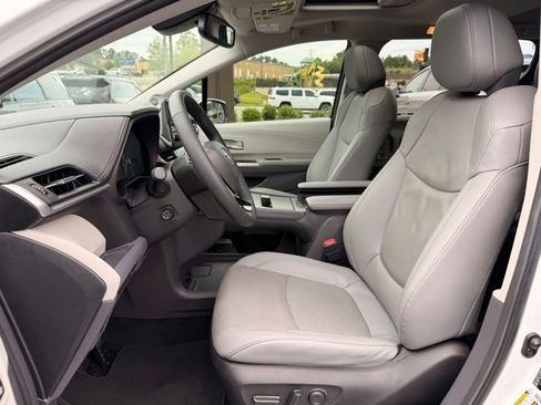Used 2023 Toyota Sienna Limited FWD image 23