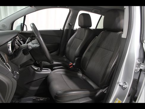 Used 2018 Chevrolet Trax LT w/ LT Convenience Package FWD image 5
