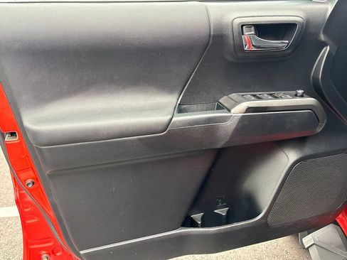 Used 2018 Toyota Tacoma TRD Sport AWD/4WD image 10