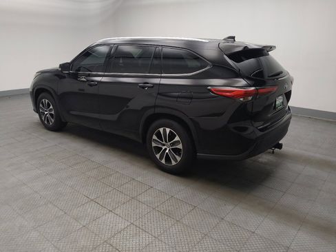 Used 2021 Toyota Highlander XLE FWD image 3
