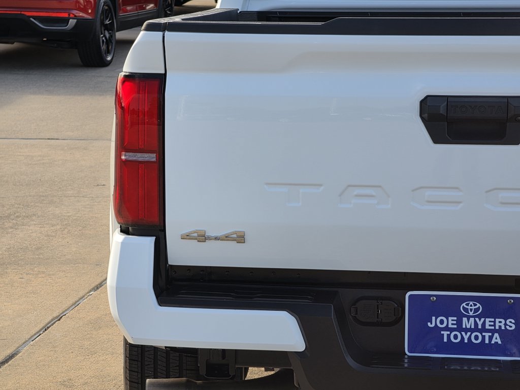 Used 2025 Toyota Tacoma SR5 AWD/4WD image 10