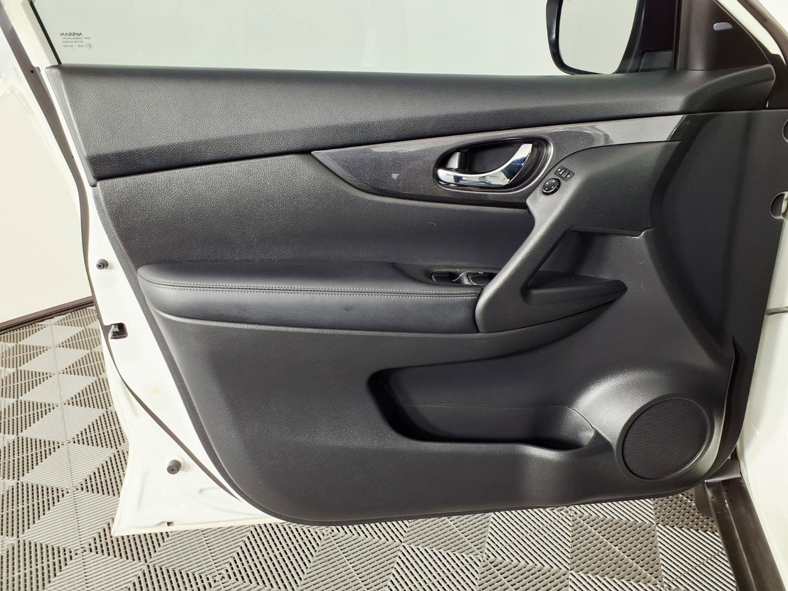 Used 2017 Nissan Rogue SV FWD image 16