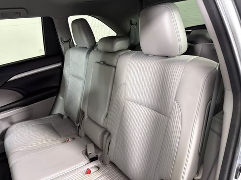 Used 2017 Toyota Highlander Plus FWD image 16