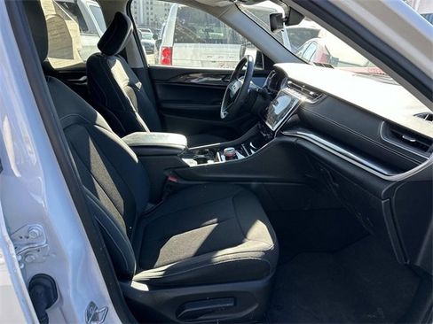 Used 2023 Jeep Grand Cherokee Laredo w/ Luxury Tech Group I image 3