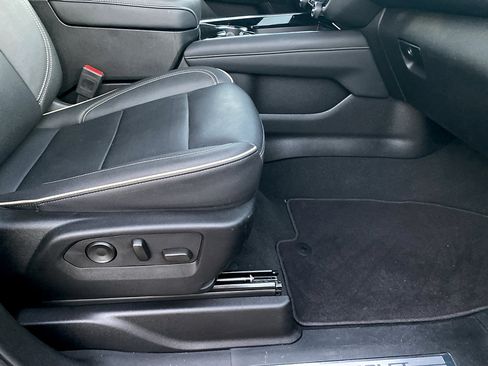 Used 2025 Chevrolet Suburban Premier RWD image 16