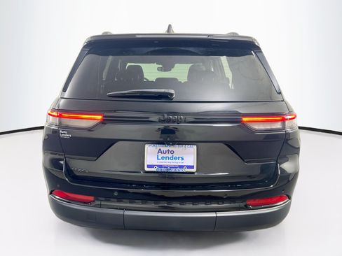 Used 2023 Jeep Grand Cherokee Altitude AWD/4WD image 6
